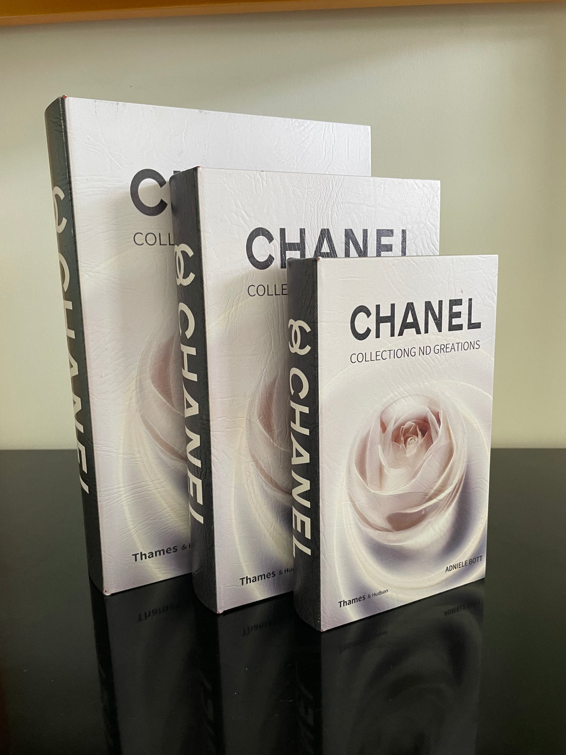 3-Piece Fake Book &quot;Chanel&quot; -Open Magnetic